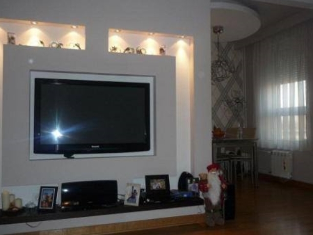 polica u dnevnom boravku za TV